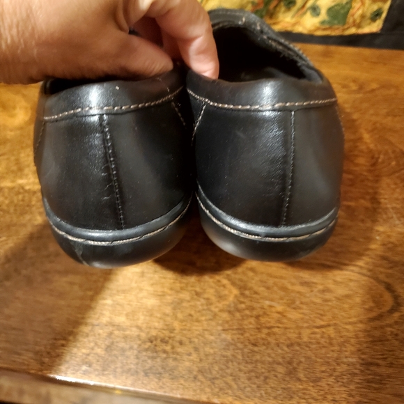 Clark's Women's Slip On Leather Shoe | Size 6W - Picture 3 of 6